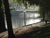 905187 Gezicht op Herenbrug over de Stadsbuitengracht te Utrecht, in herfstsfeer, vanaf het singelplantsoen.